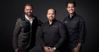 Der international erfolgreiche Spitzenkoch Tristan Brandt und sein Nachwuchstalent Niklas Oberhofer bereichern ab November 2023 das traditionsreiche Züricher Gastronomie-Erlebnis Sonnenberg. Gemeinsam mit Gastgeber Marc Wyss steht das Trio für die Weiterentwicklung des gastronomischen Angebots.