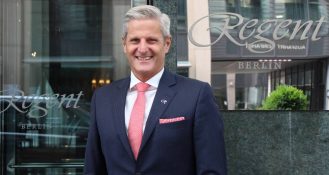 Claus Geißelmann ist General Manager des Hotels Regent Berlin und spricht über die 4. Auszeichnung mit dem World Travel Award.