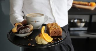 Süße Köstlichkeiten, wie Kekse und Kuchen z. B. von Resch&Frisch, dürfen in der kalten Jahreszeit nicht fehlen.