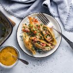 Mit Lachs und Erbsen gefüllte, überbackene Muschelnudeln. Zubereitet u. a. mit der Graved Lachs Sauce von Koch's.