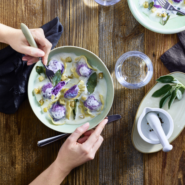 Rotkohl-Ravioli mit gebratenen Äpfeln und Meerrettich Sauce – zubereitet mit Sahne Meerrettich von Koch's