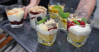 Das Team des Studierendenwerk Hamburg war bei einem Dessert Workshop.