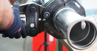 Rohrleitungssysteme und Fittings von Sanha sind eine passende Lösung, wenn es um sicheres und bleifreies Trinkwasser geht.