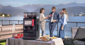 Cappuccino und Latte Macchiato mit veganen Milchalternativen gelingen dank Coffee Skye und Coffee Soul von Schaerer auf Knopfdruck, z. B. im Tagungsgeschäft.