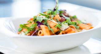 Mit einer Petition fordert die Deutsche Umwelthilfe DUH ein vegetarisches sowie ein veganes Gericht täglich in öffentlichen Kantinen.