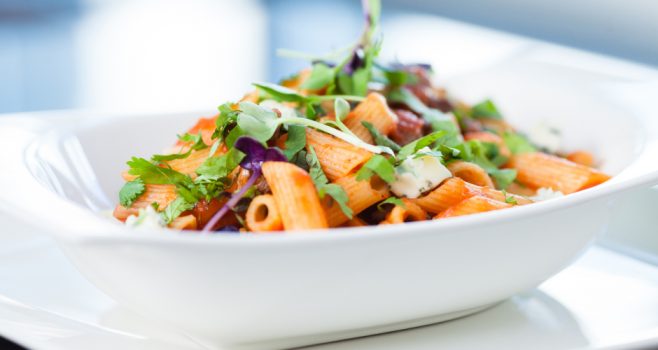 Mit einer Petition fordert die Deutsche Umwelthilfe DUH ein vegetarisches sowie ein veganes Gericht täglich in öffentlichen Kantinen.